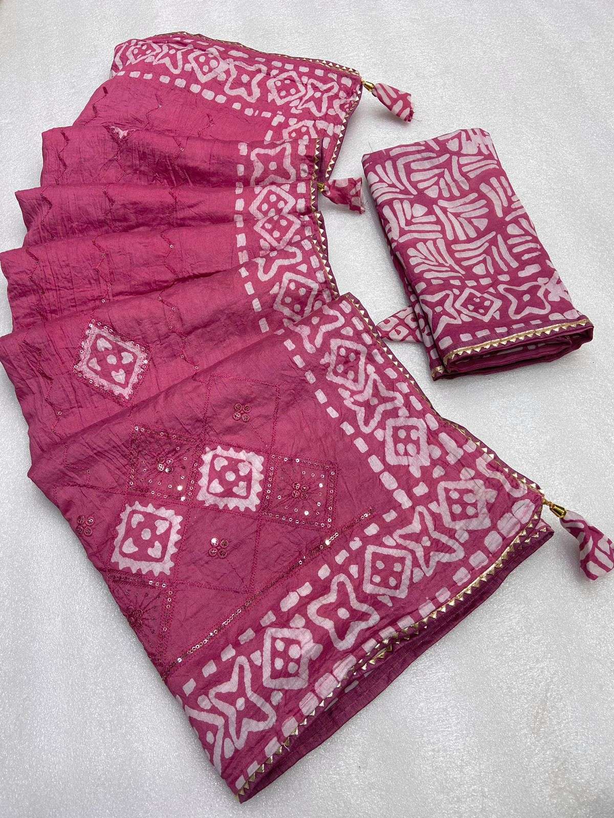 saree exclusive latest design in batik print in cotton with seqance butta in all over saree with beautiful eye attractive batik print with gorgeous look latkan nd border saree 