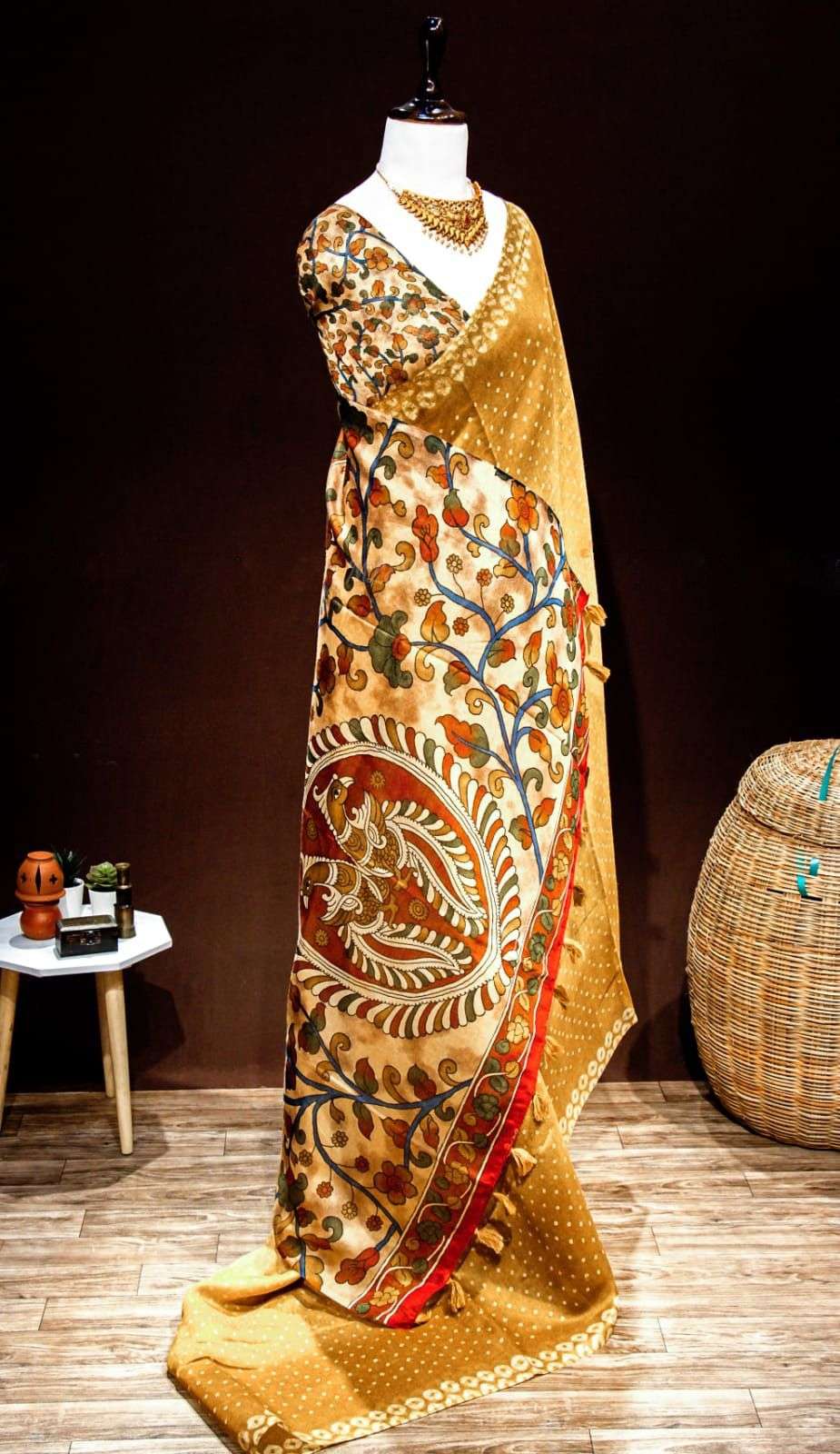 Unique Style Saree Draping / बिल्कुल Different तरीक़े से साड़ी पहनना सीखे /  Beautiful Looking Saree - YouTube